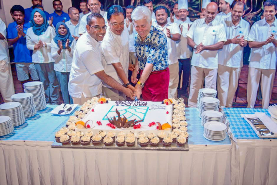 Bandos Maldives Празднует 45-летие Обслуживания - праздничная вечеринка