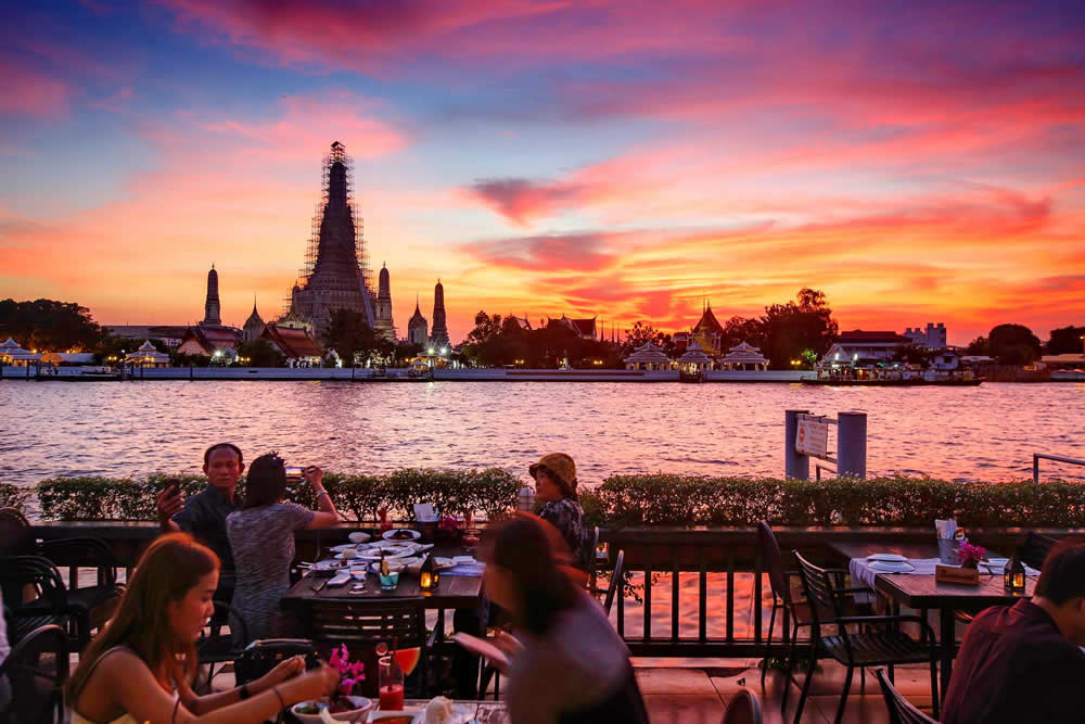 романтический ужин на берегу реки в бангкоке