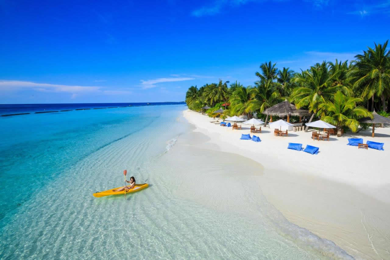 Роскошный и уединенный пляжный отель Constance Moofushi расположен на атолле Южный Ари в Мальдивском архипелаге, в окружении белых песчаных пляжей и кристально чистых лагун. К услугам гостей красивый пейзажный бассейн, бесплатный Wi-Fi и восхитительный спа-салон.