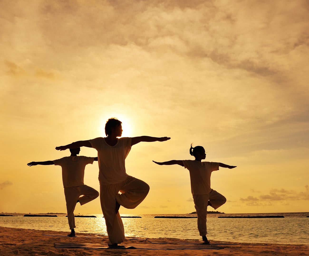 йога на пляже в мальдивах