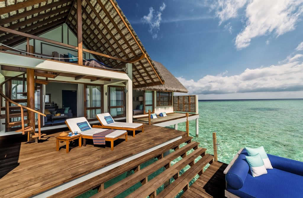 Курортный отель Four Seasons Maldives с лагуной длиной 2 км расположен на атолле Баа, на территории мирового биосферного заповедника, который является объектом культурного наследия ЮНЕСКО. Богатый интерьер отеля напоминает джунгли. Для гостей предлагается трансфер от международного аэропорта Мале на гидросамолете продолжительностью 30 минут. В отеле работает 4 ресторана.