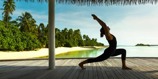 Йога у Океана, Журнал Мальдивы, йога, ретрит, yoga, йога на пляже, практика йоги, медитация