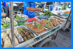 Уличная еда вокруг озера Ксуан Хуонг