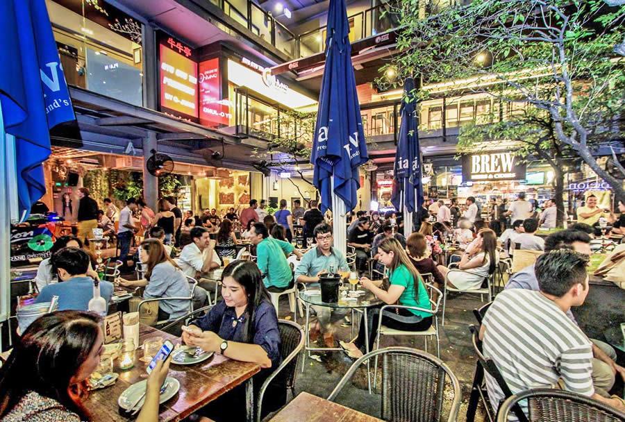 Brew Pub в Seen Space Thong Lor Soi 13 пивной сад в бангкоке