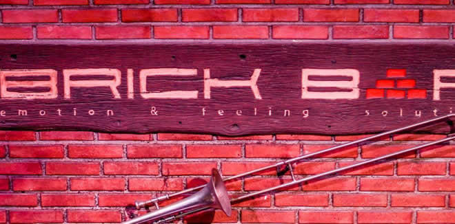 Brick Bar - Живая Музыка на Улице Каосан